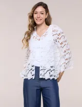 Chaqueta de encaje calado blanco, con escote en V, frente abierto y mangas 3/4 acampanadas con terminación festonada.