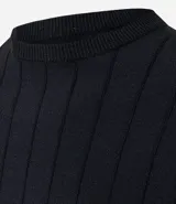 Remera de manga corta color beige, con cuello redondo y tejido texturizado acanalado.