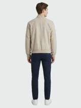 Chaqueta de cuero tipo bomber de la marca Boss, modelo H Muller, en color beige. Cuenta con cierre frontal, cuello, puños y dobladillo en rib elástico acanalado.
