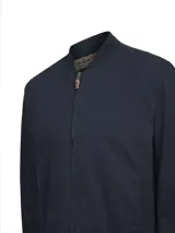 Chaqueta tipo bomber color azul marino, con cierre frontal completo, cuello, puños y pretina en rib. Cuenta con bolsillos laterales y forro interior de franela.