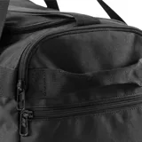 Bolso deportivo Puma Challenger Duffel, color rosado con detalles en negro. Cuenta con compartimento principal con cierre, bolsillo lateral de malla para ventilación y bolsillo lateral con cierre. Incluye asas de mano y correa ajustable para el hombro.