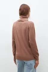 Polera negra de cuello alto y manga larga.