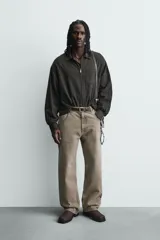 Sobrecamisa de hombre con cuello solapa, manga larga terminada en puño con botón y bolsillo de plastrón en el pecho. Cierre frontal con cremallera.