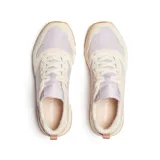 Championes Merrell modelo Alpine 83, con diseño retro en tonos pastel. Presenta una combinación de materiales textiles y gamuza, con suela de goma dentada y entresuela de espuma EVA para mayor confort.