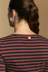 Remera de manga larga con diseño de rayas horizontales en azul marino y blanco, cuello redondo y corte entallado.