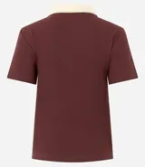 Blusa acanalada color borgoña con cuello polo contrastante en color crema, de mangas cortas y corte ajustado.