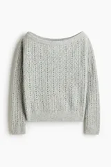 Buzo gris de punto pointelle con lana, escote bote off-the-shoulder y mangas largas. Cuenta con remates acanalados en el escote, puños y dobladillo.