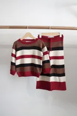 Pantalón tejido artesanalmente a rayas horizontales en tonos rojo, blanco, marrón y negro.