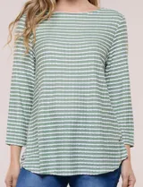 Blusa de manga tres cuartos color verde con rayas horizontales blancas, escote bote y ruedo curvo.