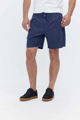 Bermuda estilo chino confeccionada en mezcla de lino y algodón, color azul melange, de corte suelto, cintura elastizada con cordón ajustable y pinzas delanteras.