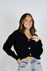 Cardigan corto negro de punto con escote en V y cierre frontal de botones carey.