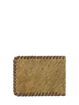 Billetera bifold Rockford de cuero con pelo 100% natural color marrón, con bordes trenzados y el logo de la marca grabado en la esquina inferior. Cuenta con tecnología RFID de protección para tarjetas.