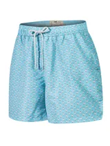 Short de baño celeste de RKF, confeccionado con poliéster reciclado. Presenta un estampado integral de pequeños pingüinos, cintura elástica con cordón ajustable blanco y gris, y bolsillos laterales.