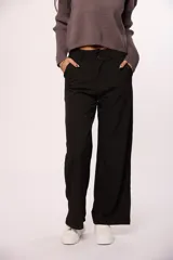 Pantalon sastrero de corte recto y tiro alto, con pretina ancha, cierre frontal con botón y bolsillos laterales.