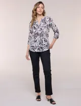 Blusa de gasa estampada de la marca Zac & Rachel, con diseño floral en tonos azul, celeste y verde sobre base blanca. Presenta escote en V con abertura y botones frontales, y mangas largas de largo regulable con presilla.