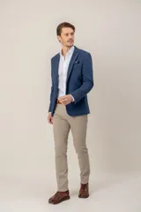 Saco de jersey de algodón en color azul, con corte custom fit, cierre frontal de botones y bolsillo en el pecho con pañuelo estampado.