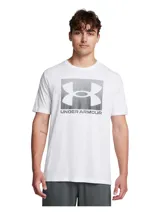 Remera de manga corta Under Armour, color blanco, con cuello redondo acanalado y estampado gráfico frontal con el logo de la marca en un recuadro gris.