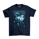 Remera de algodón color azul marino con estampa frontal de la banda Oasis en tonos celestes, con la imagen de los hermanos Gallagher y el logo de la banda.