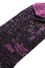 Calcetines de caña alta en color negro con destellos de glitter violeta, confeccionados en tejido de algodón con fibra metalizada.