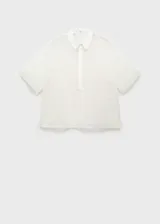 Camisa de manga corta con diseño recto y cuello camisero. Confeccionada en tejido semitransparente con bordado de flores pequeñas y cierre frontal con botones.