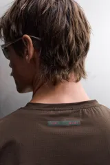 Camiseta deportiva Ridar x Zara Athleticz color marrón, de cuello redondo y manga corta, confeccionada en tejido ligero y elástico con estructura perforada y tecnología de secado rápido.