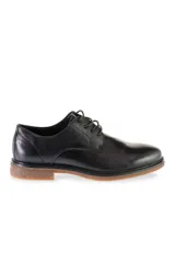 Zapatos de cuero gamuzado color mostaza con cordones y suela plana texturizada.