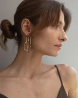 Aros colgantes con diseño orgánico inspirado en formas de coral, elaborados en metal con baño de plata y pernos de plata 925.