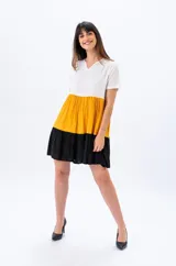Vestido corto de viscosa con corte holgado y diseño a tres bloques de color: blanco en la parte superior, mostaza en el medio y negro en la falda.