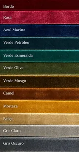 Gargantilla de terciopelo rojo con medalla circular dorada bañada en oro 18k, que presenta un diseño de la Virgen con acabado orgánico y textura artesanal.