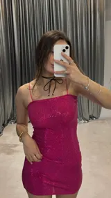Vestido corto fucsia de fiesta, con breteles finos y lentejuelas.