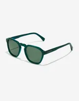 Gafas de sol Hawkers modelo Blackjack, unisex, con montura cuadrada color verde esmeralda y lentes verdes.