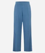 Pantalón deportivo de corte recto confeccionado en mezcla de modal, poliéster y elastano. Presenta cintura elástica en rib y detalle de friso lateral en contraste.