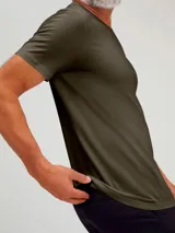 Camiseta de manga corta color rojo con cuello en V.