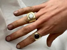 Anillo regulable hecho a mano en bronce, con diseño ancho y piedra de ágata incrustada.