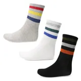 Pack de tres pares de medias de caña media con diseño de rayas horizontales en la parte superior. Incluye un par gris con rayas roja, amarilla y azul; un par blanco con rayas gris, verde y azul; y un par negro con rayas verde oliva, gris y naranja.