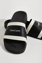 Sandalias tipo ojotas de goma color verde con franjas blancas horizontales y logo de la marca en relieve.