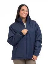 Campera de nylon color azul marino, con cuello alto, cierre frontal completo y bolsillos laterales con cierre.