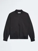 Campera bomber negra Calvin Klein de poliéster y algodón, con cuello redondo, cierre frontal, bolsillos laterales con cierre, logo en el pecho y ribete de punto acanalado.