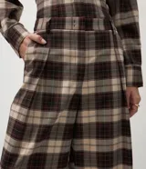 Pantalón de corte wide leg con acabado sastre, cintura estructurada con trabillas y estampado de cuadros. Confeccionado en tejido crepé con caída fluida.