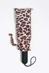 Paraguas plegable Bimba y Lola con funda de diseño animal print y mango negro con el logotipo de la marca grabado.