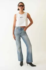 Jean recto de denim 100% algodón, color celeste claro con efecto desgastado. Presenta tiro alto, trabillas para cinturón y bolsillos delanteros y traseros.