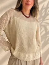 Sweater de punto calado color rosado, con diseño holgado, cuello redondo y mangas largas, que incluye una musculosa interior con terminación bordada en el bajo.
