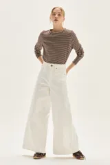 Remera de manga larga a rayas horizontales marrones y blancas, con cuello redondo y corte holgado.