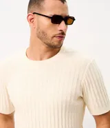 Remera Marfinno de manga corta para hombre, confeccionada en algodón con textura geométrica de cuadraditos. Presenta escote redondo y terminaciones acanaladas en cuello y ruedo.