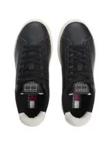 Zapatillas de tenis Tommy Jeans de corte bajo, confeccionadas en piel napa negra. Presentan cordones al tono, suela de goma color crema, panel a contraste en el talón y parche distintivo de la marca en el lateral.