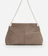 Cartera tipo clutch de tamaño mediano con formato trapecio, confeccionada en material sintético con textura de gamuza y acabado tipo crocco. Cuenta con una correa de cadena metálica plateada y cierre mediante botones.