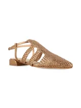 Sandalias estilo cangrejera color dorado metalizado, con diseño trenzado, punta fina, taco bajo y tira ajustable en el talón.