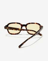 Lentes de sol unisex Hawkers modelo Twist, con montura cuadrada de carey marrón y lentes amarillas.