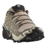 Championes Salomon Speedcross 6 de color negro, diseñados específicamente para trail running. Presentan una estructura robusta y técnica, capellada sintética y textil con refuerzos termosellados, sistema de cordones de ajuste rápido Quicklace y suela con tacos profundos para máxima tracción en terrenos difíciles.