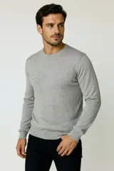 Sweater de algodón, diseño liso con cuello redondo, corte slim fit y mangas largas.